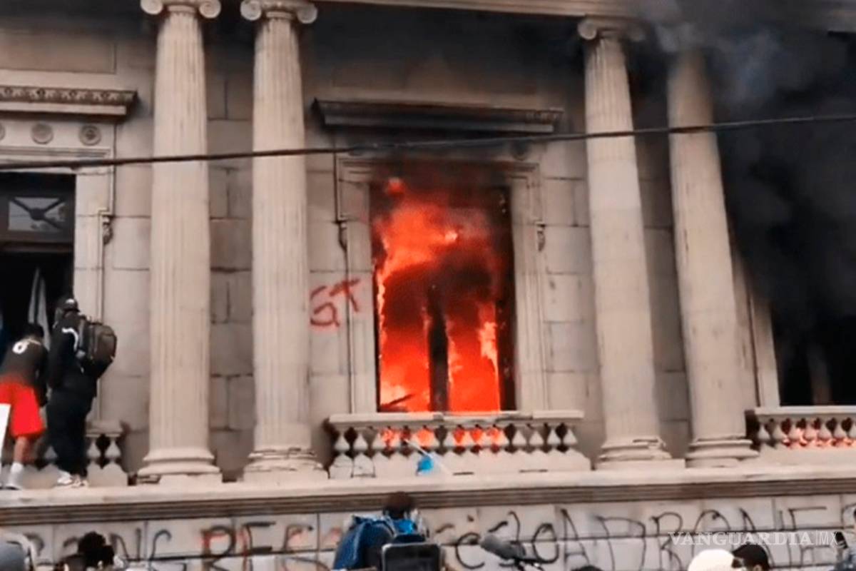 Manifestantes toman e incendian el Congreso de Guatemala