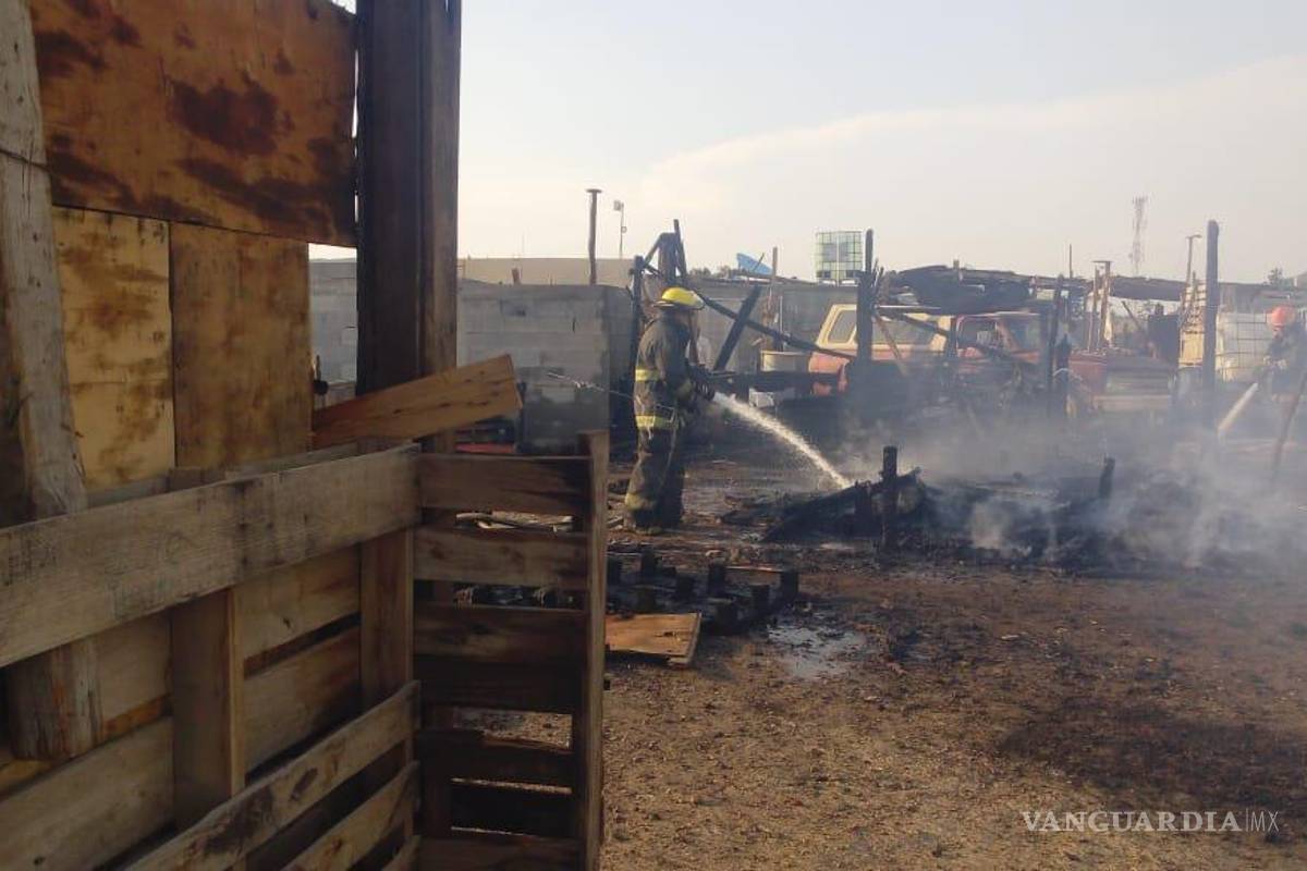 Incendio consume tejabanes en Ramos Arizpe, Coahuila