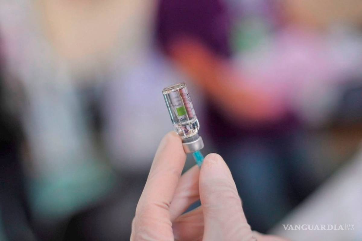 China niega que intente robar a EU. datos sobre vacuna contra COVID-19