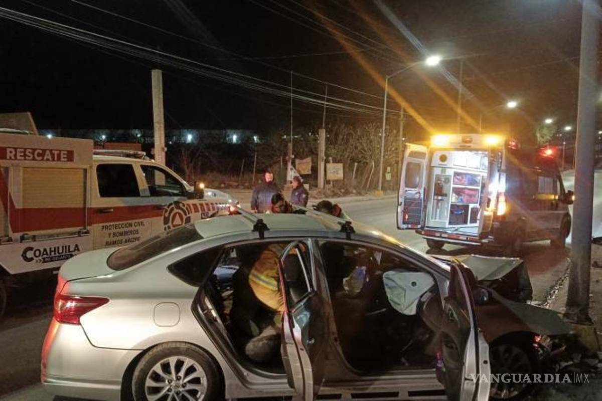 $!Oficiales de la Policía Municipal aseguraron al conductor tras el percance.