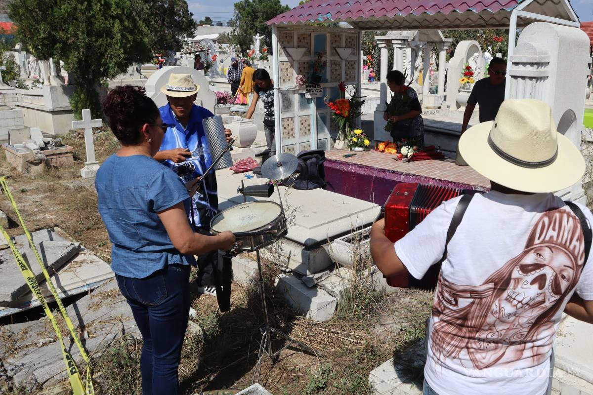 Grupos musicales se preparan para ingresar a panteones durante el Día de Muertos en Saltillo