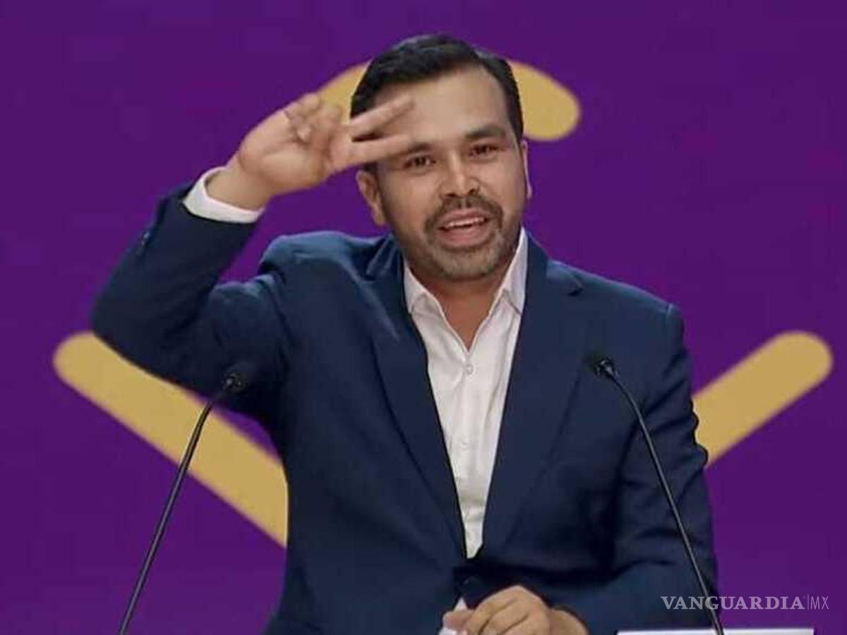 $!Jorge Álvarez Máynez provocó reacciones en redes sociales por estar sonriendo y saludar con lenguaje de señas a mitad del encuentro.