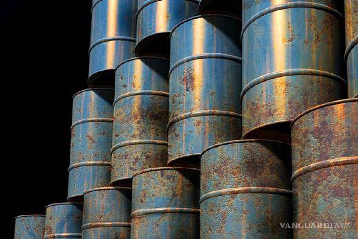 Ómicron ‘asusta’ al petróleo, cae a 74 dólares por barril