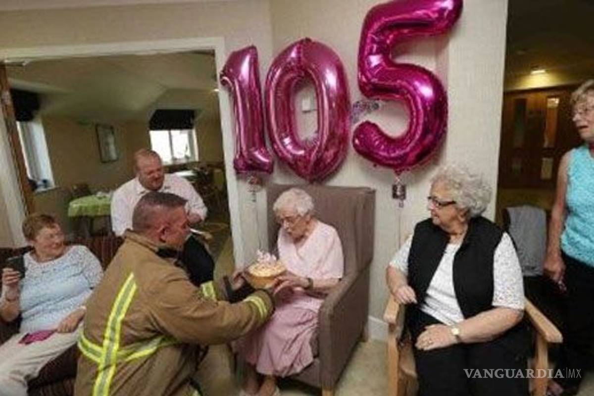 Cumple 105 años y pide de regalo a un sexy bombero