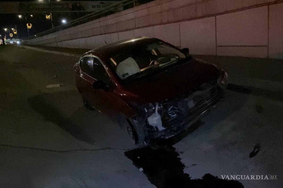 Cae a un canal pluvial tras esquivar vehículo en el bulevar Fundadores, en Saltillo