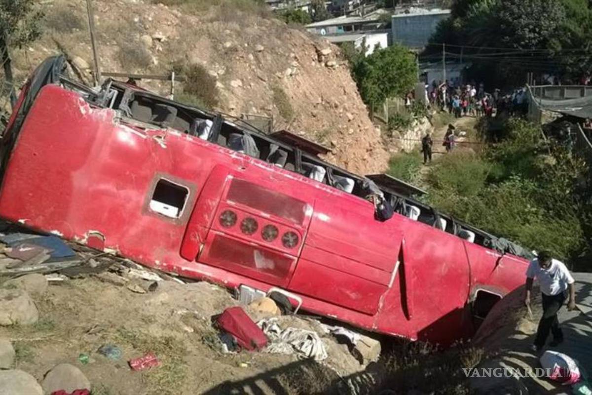 Cuatro muertos y 38 heridos al desabarrancarse un autobús en Tijuana