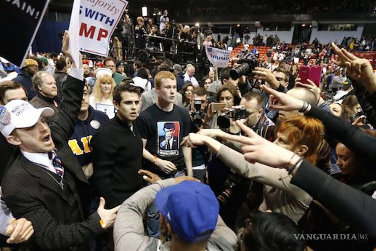 Policía acusa a 2 hombres de agresión en mitin de Trump