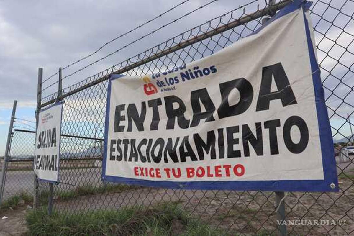 Denuncian vecinos caos vial y problemas de estacionamiento durante la feria de Saltillo