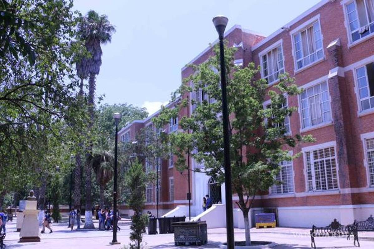 Entregan becas en la Narváez