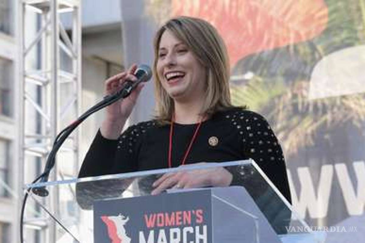 Katie Hill, congresista de EU renuncia por el escándalo de la publicación de sus fotos desnuda y besándose con una de sus empleadas