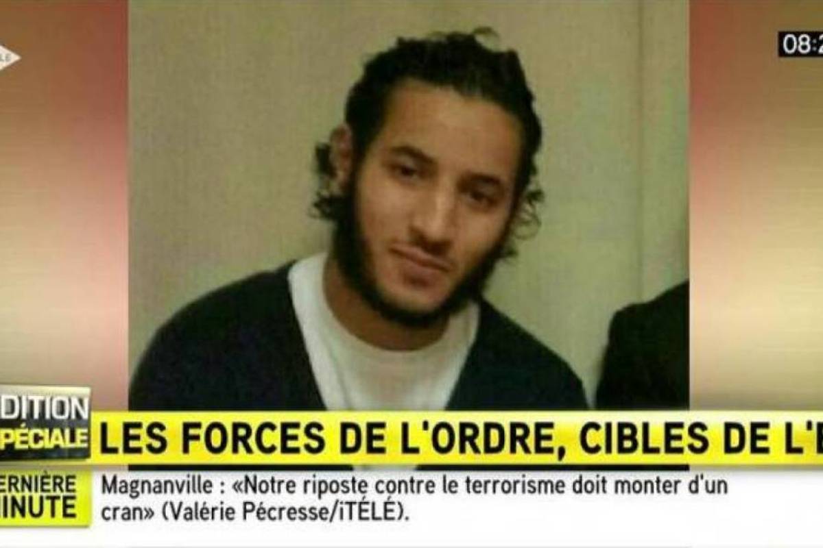 Hombre que mató a dos policías colgó video en Facebook durante ataque: Fiscalía