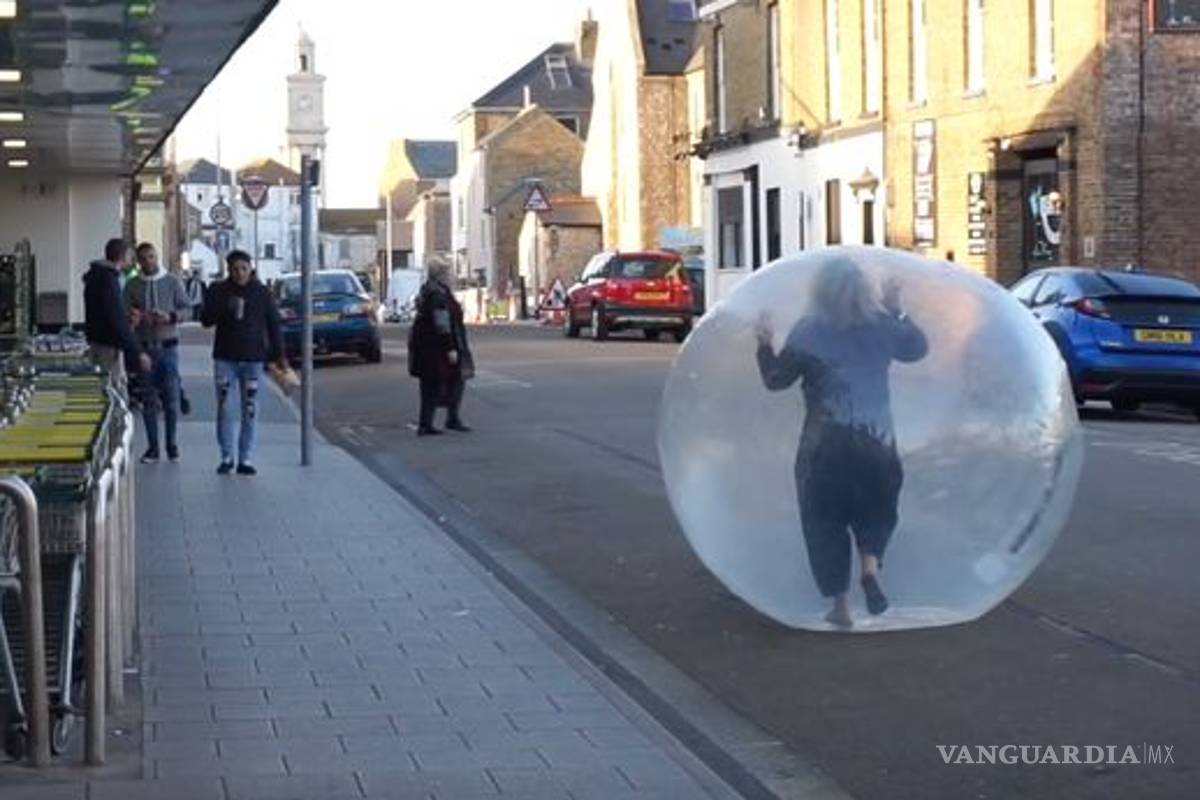 Va al súper dentro de pelota inflable por temor al coronavirus