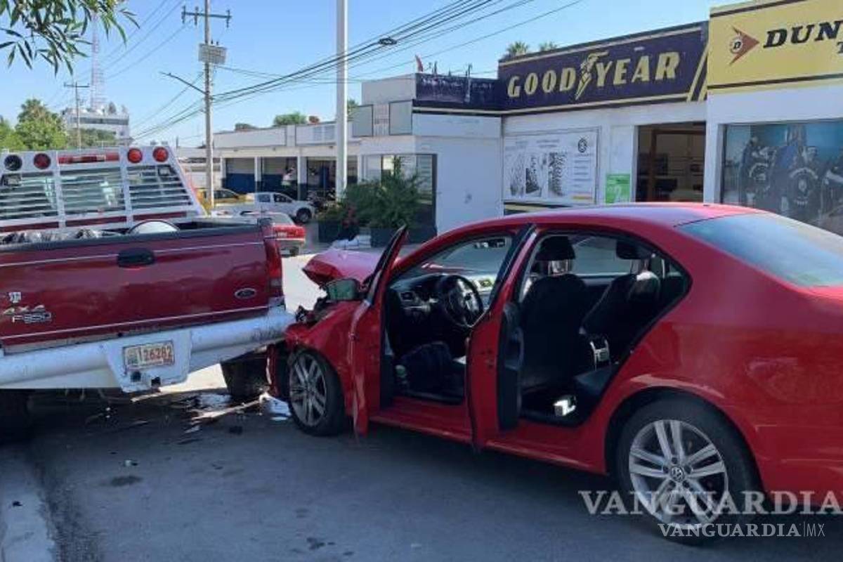$!¿Solo en Saltillo? De nuevo la ‘maldición’ de accidentes de carros rojos; ahora uno se parte en dos