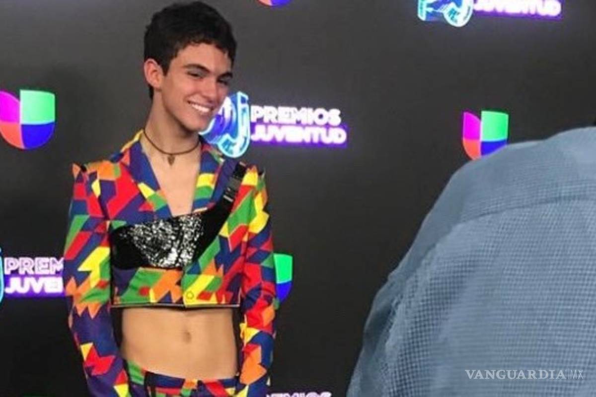 Joaquin Bondoni rompe estereotipos con crop top colorido en Premios Juventud 2019