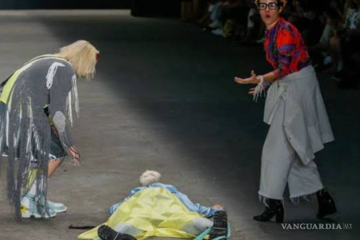 Modelo muere en pasarela tras sufrir desmayo (VIDEO)
