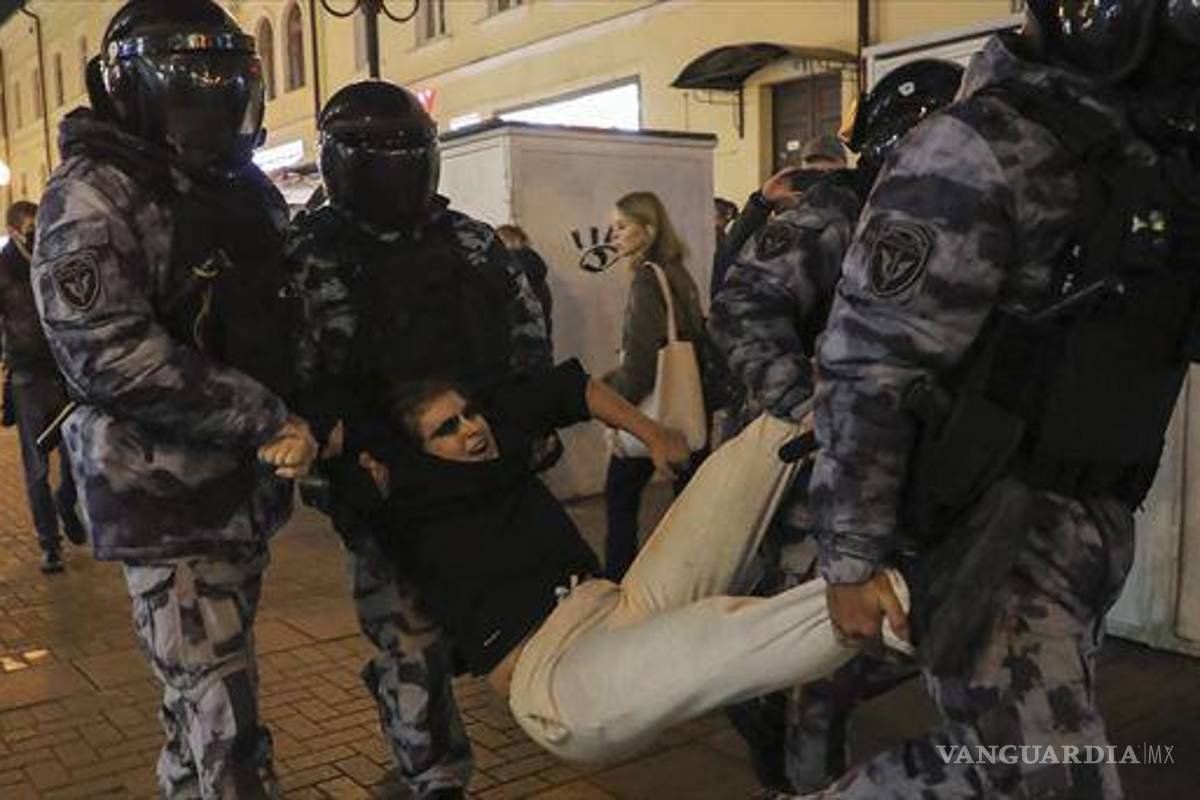Una periodista y dos activistas son arrestados por protestar contra la movilización de Putin
