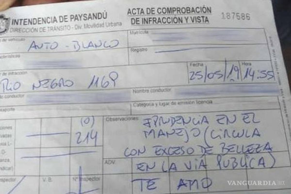 Policía la multa por circular con “exceso de belleza” en vía pública