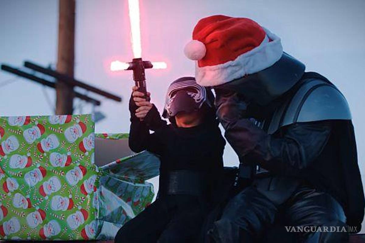 Darth Vader celebra junto a su nieto Kylo Ren la Navidad