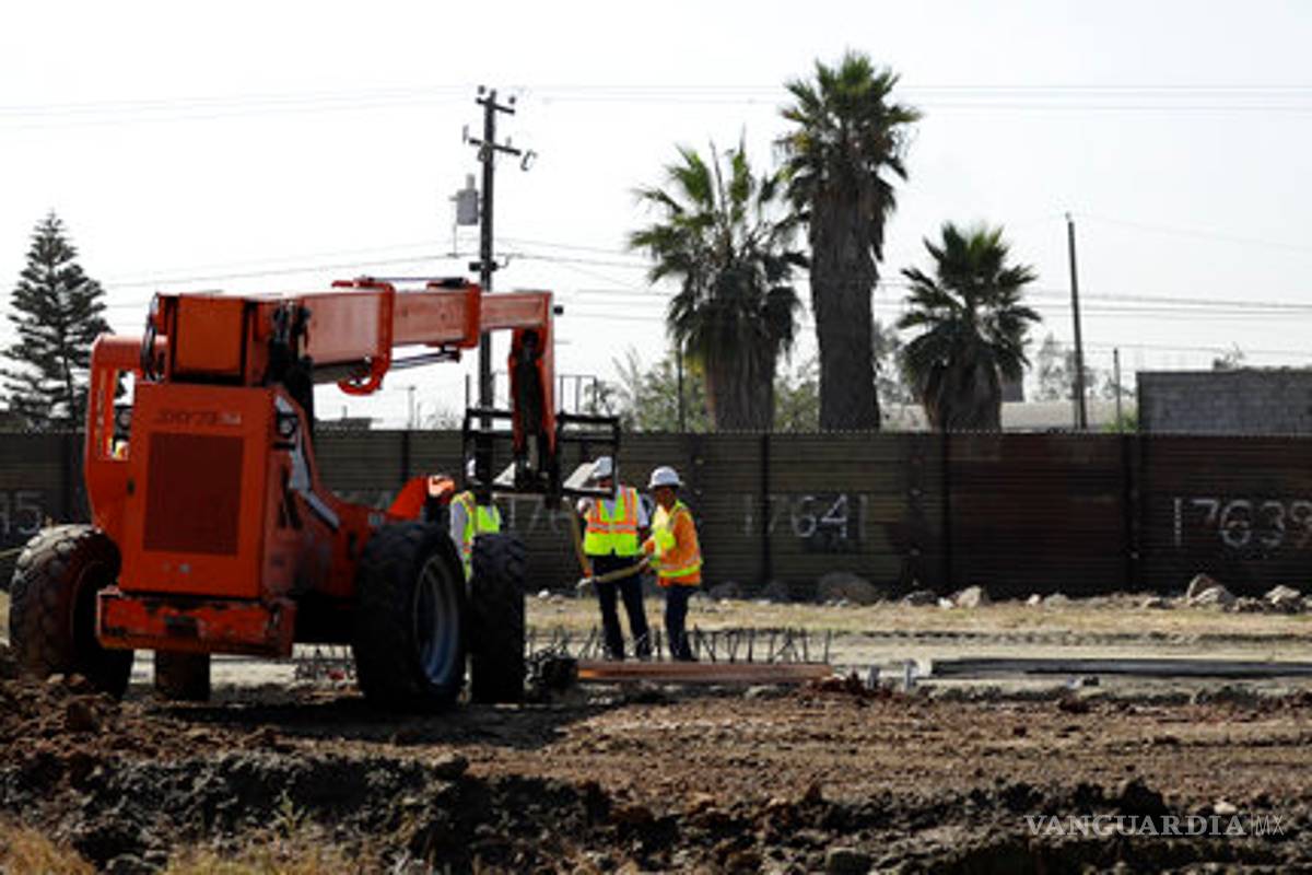 Toman forma prototipos de muro fronterizo en San Diego