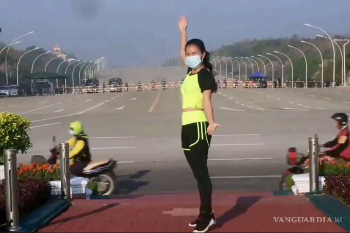 Mujer realiza aerobic mientras sin saberlo, está grabando el golpe de Estado en Myanmar