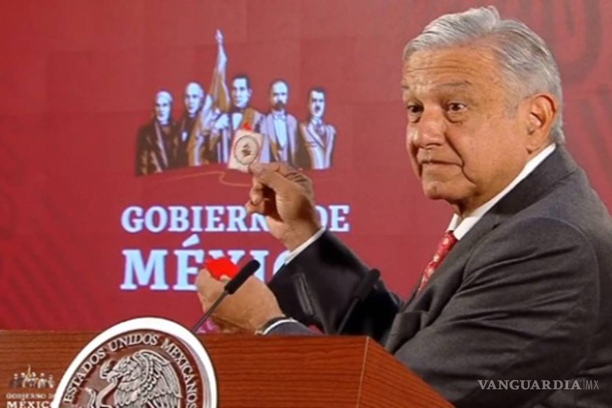 'Detente enemigo, que el corazón de Jesús está conmigo'... estos son los amuletos de AMLO contra el coronavirus