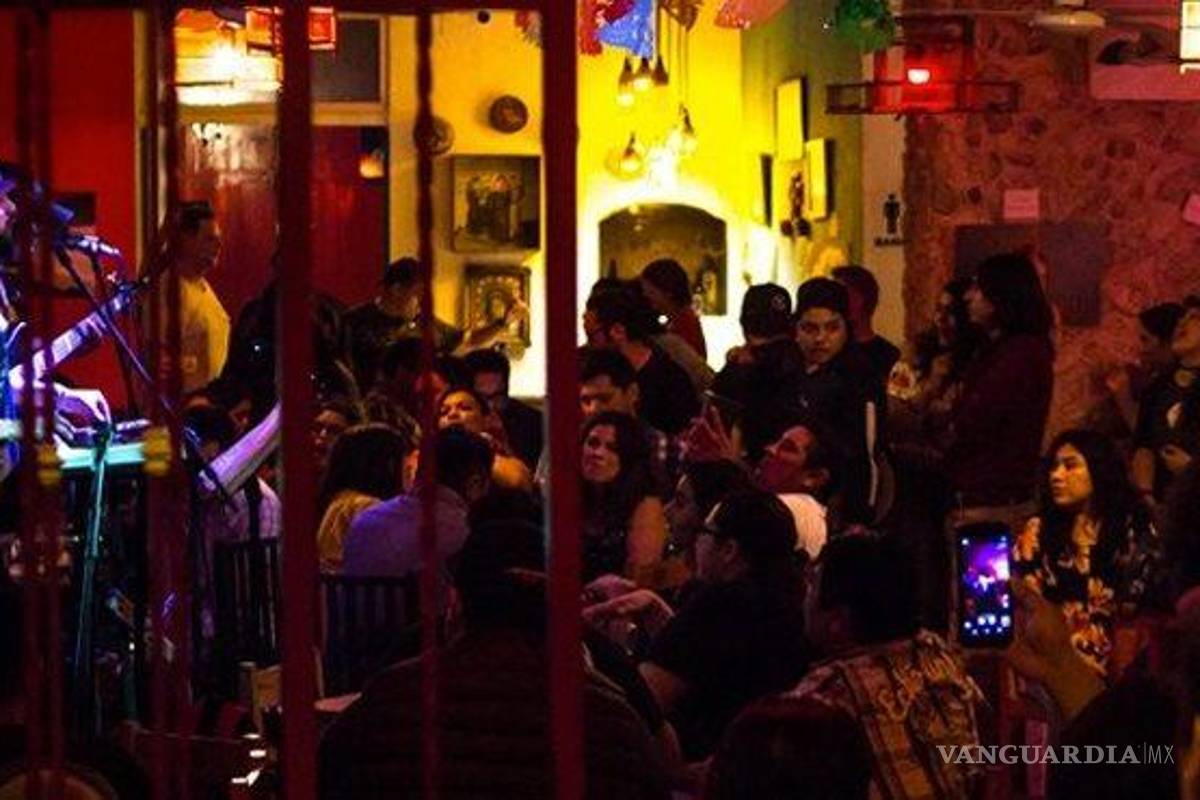 'X, somos chavos': Jóvenes ignoran restricciones por COVID-19 y asisten a bares