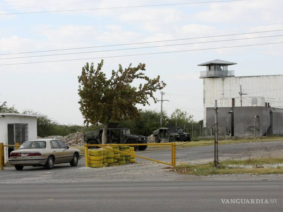 $!Soldados custodian la entrada una prisión estatal en Piedras Negras, México, el 18 de septiembre de 2012.