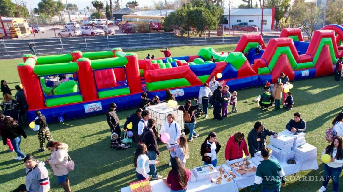 Disfrutan ramosarizpenses de tradicional rosca de reyes y brincolín gigante