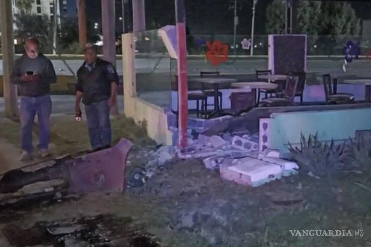 $!Restos de la barda derribada y escombros quedaron sobre parte del mobiliario del establecimiento.