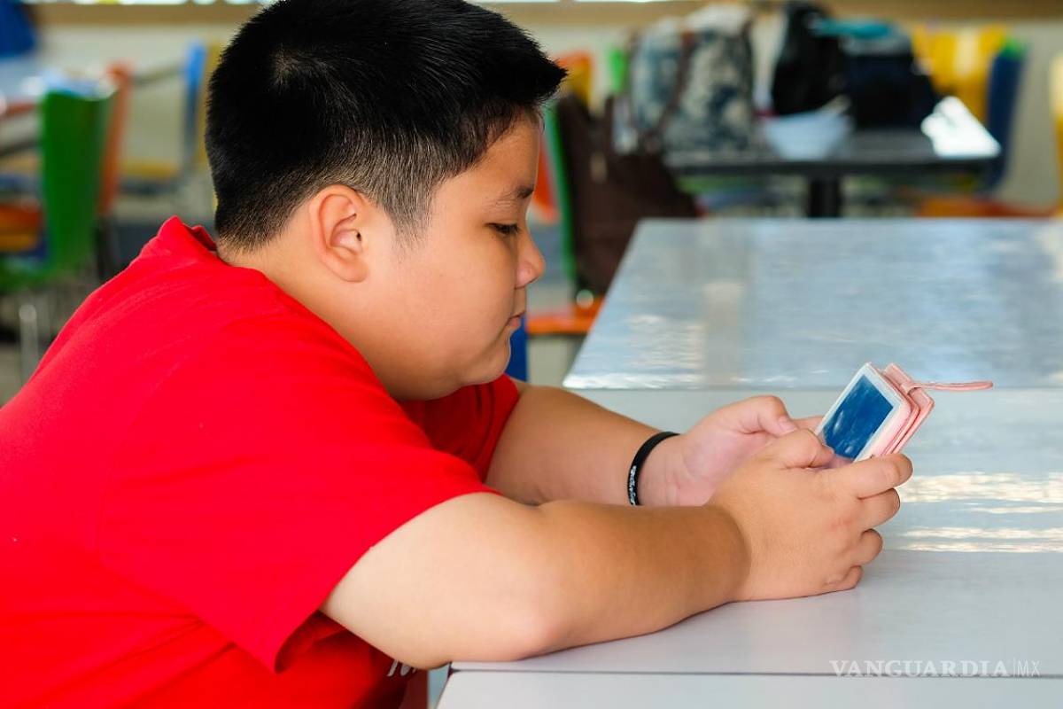 Usar el celular más de 5 horas al día... tu pase directo a la obesidad: estudio