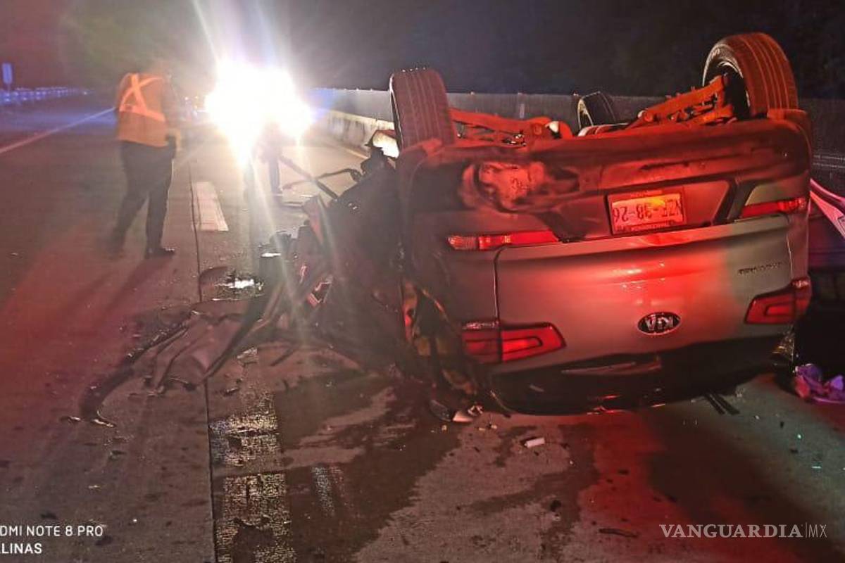 $!Muere regidora de Guerrero, su hijo y otra persona tras volcar en la Autopista del Sol