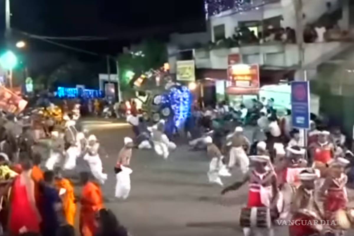 Enloquece elefante durante desfile en Sri Lanka; deja más de 20 lesionados