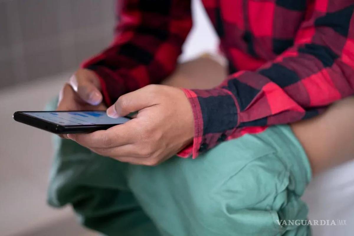 ¿Vas al baño con el celular?... ¡Cuidado! Estos son los peligros que ponen el riesgo tu salud al hacer este mal hábito