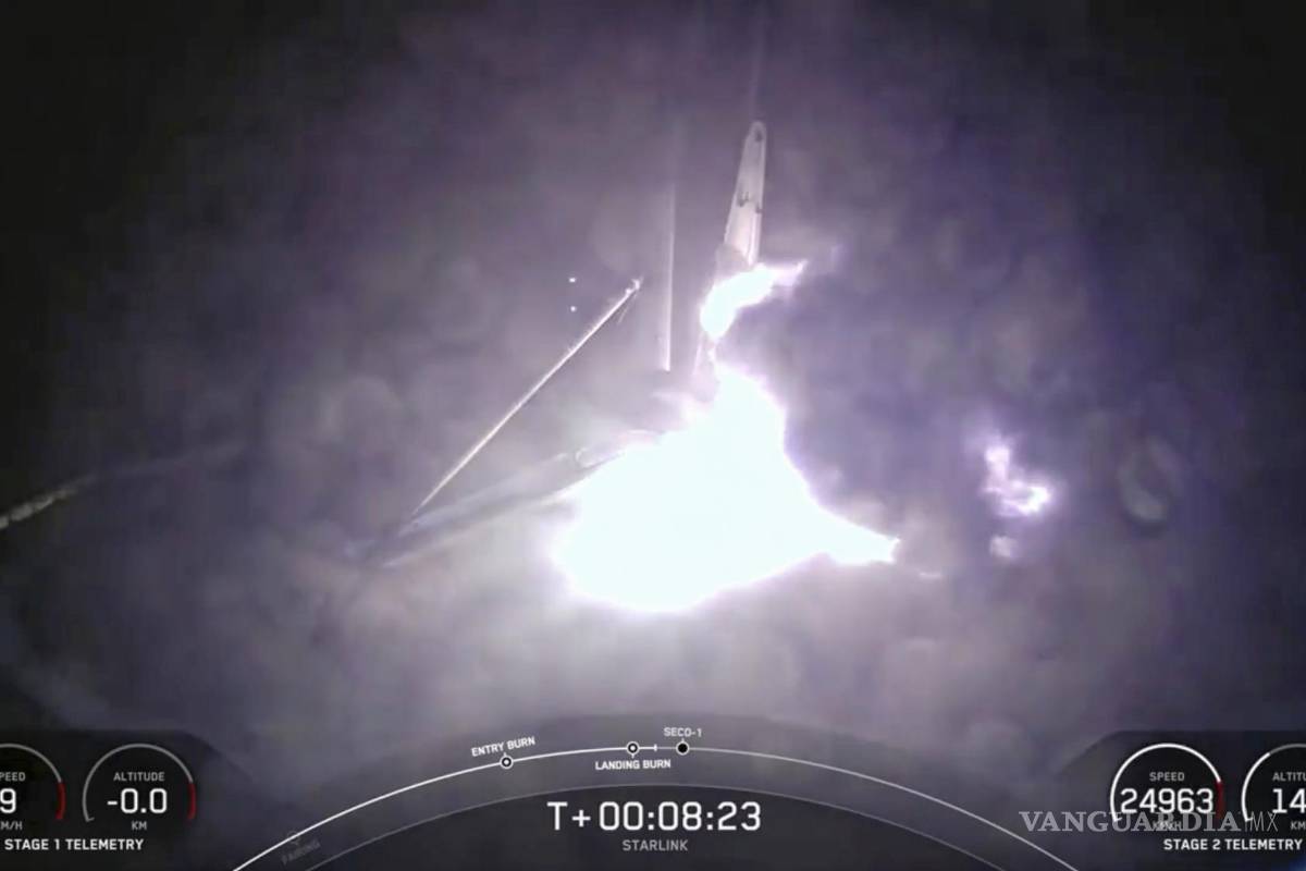 $!Momento en que el cohete de la primera etapa del Falcon 9 de SpaceX se desplomó en llamas después de aterrizar en una plataforma oceánica en alta mar.