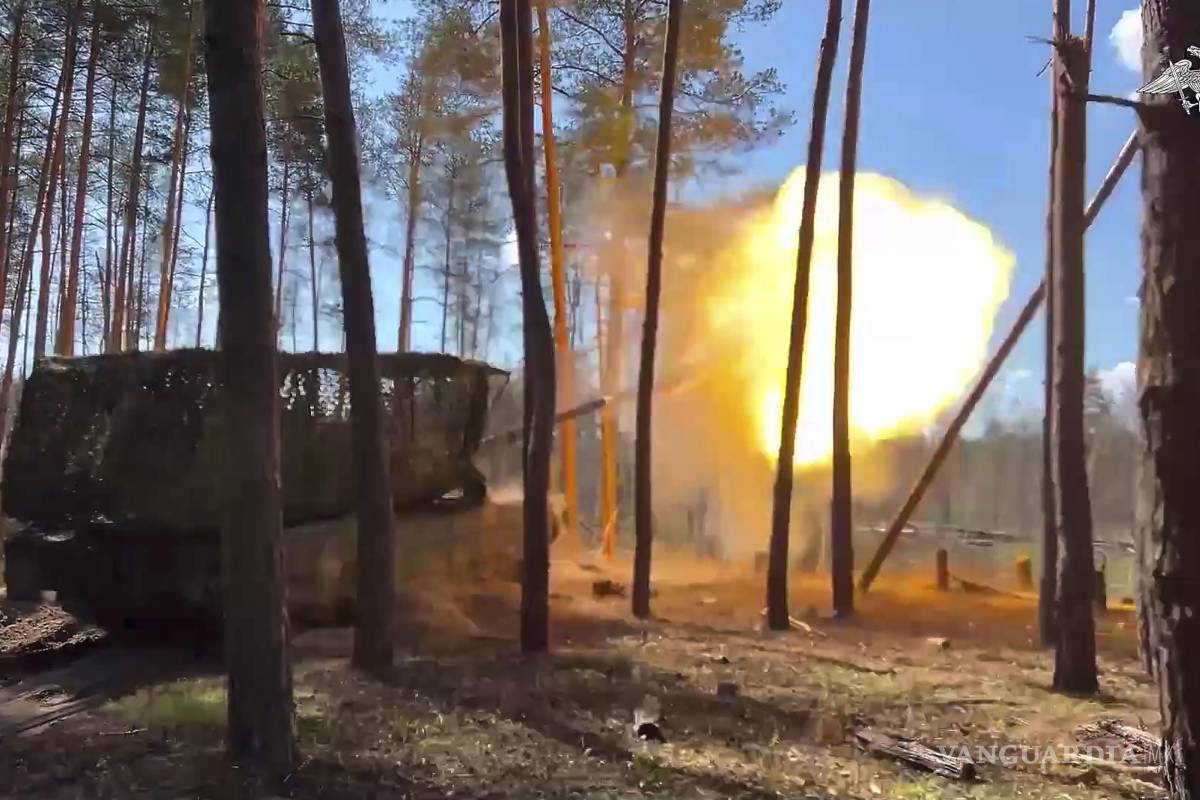 $!Un tanque ruso T-90 dispara contra fuerzas ucranianas desde un punto no revelado en Ucrania.