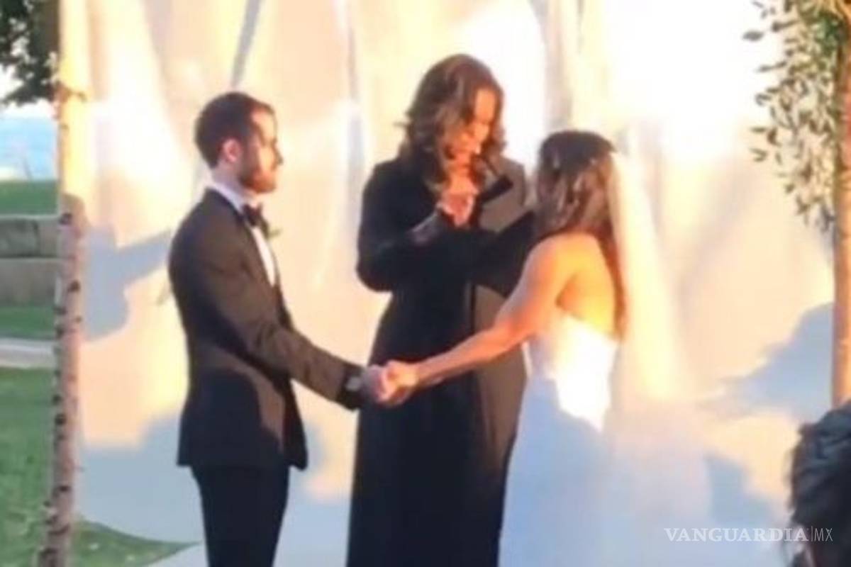 Michelle Obama casa a una pareja en Chicago