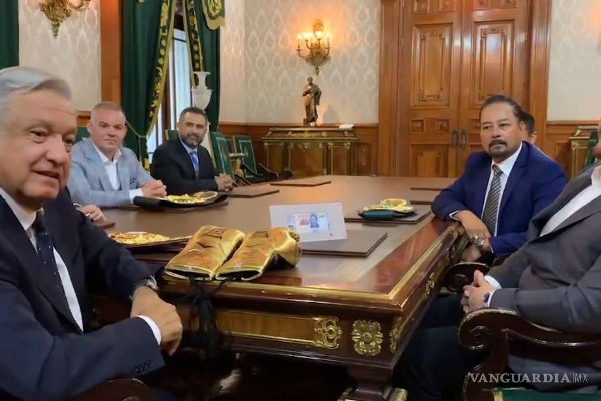 AMLO le regala billete de 500 pesos a Andy Ruiz