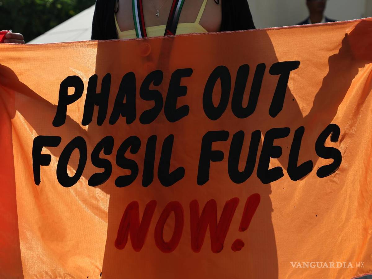 $!Activistas sostienen pancartas y gritan consignas pidiendo energía renovable mientras asisten al quinto día de la COP28 en Dubai.