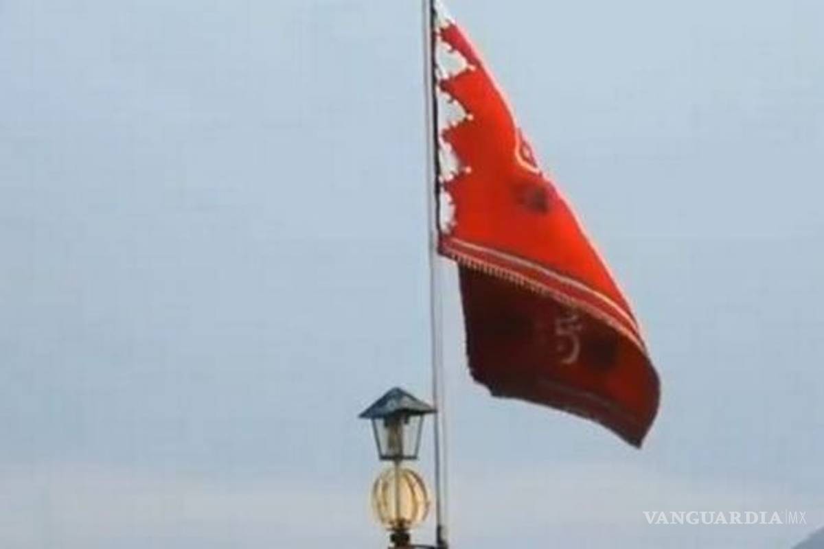 Por primera vez en la historia, Irán levanta una bandera roja en Mezquita; sugiere venganza