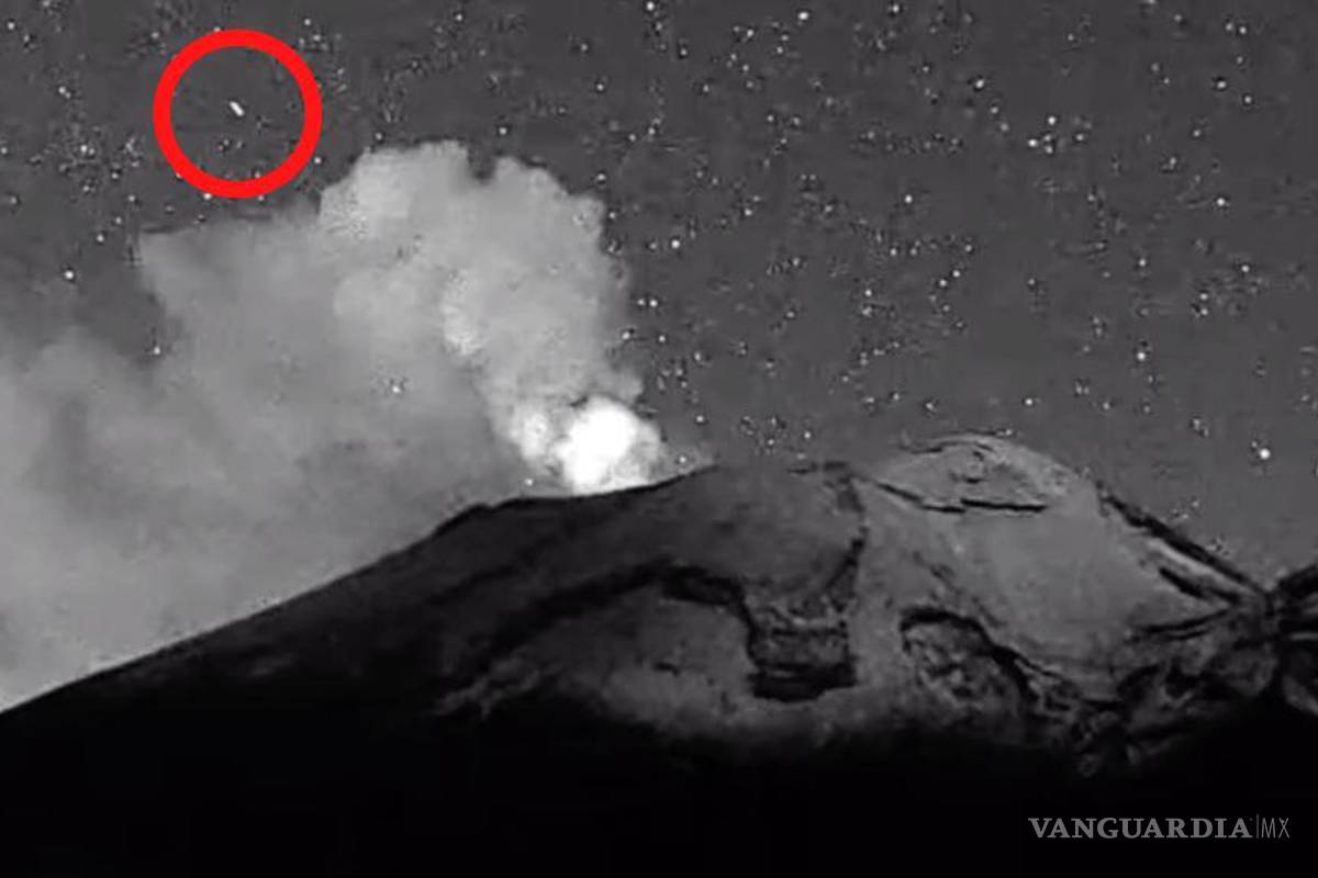 ¿Ovnis en el Popocatépetl?... captan extraña luz ingresando al cráter del volcán (video)
