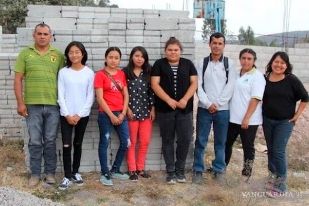 Estudiantes donan beca 'Benito Juárez' para construir escuela en Querétaro
