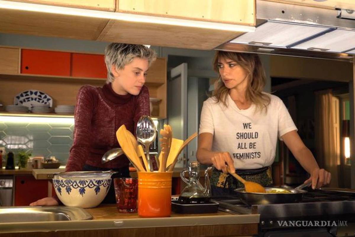 Almodóvar presenta el primer el cartel de “Madres paralelas”