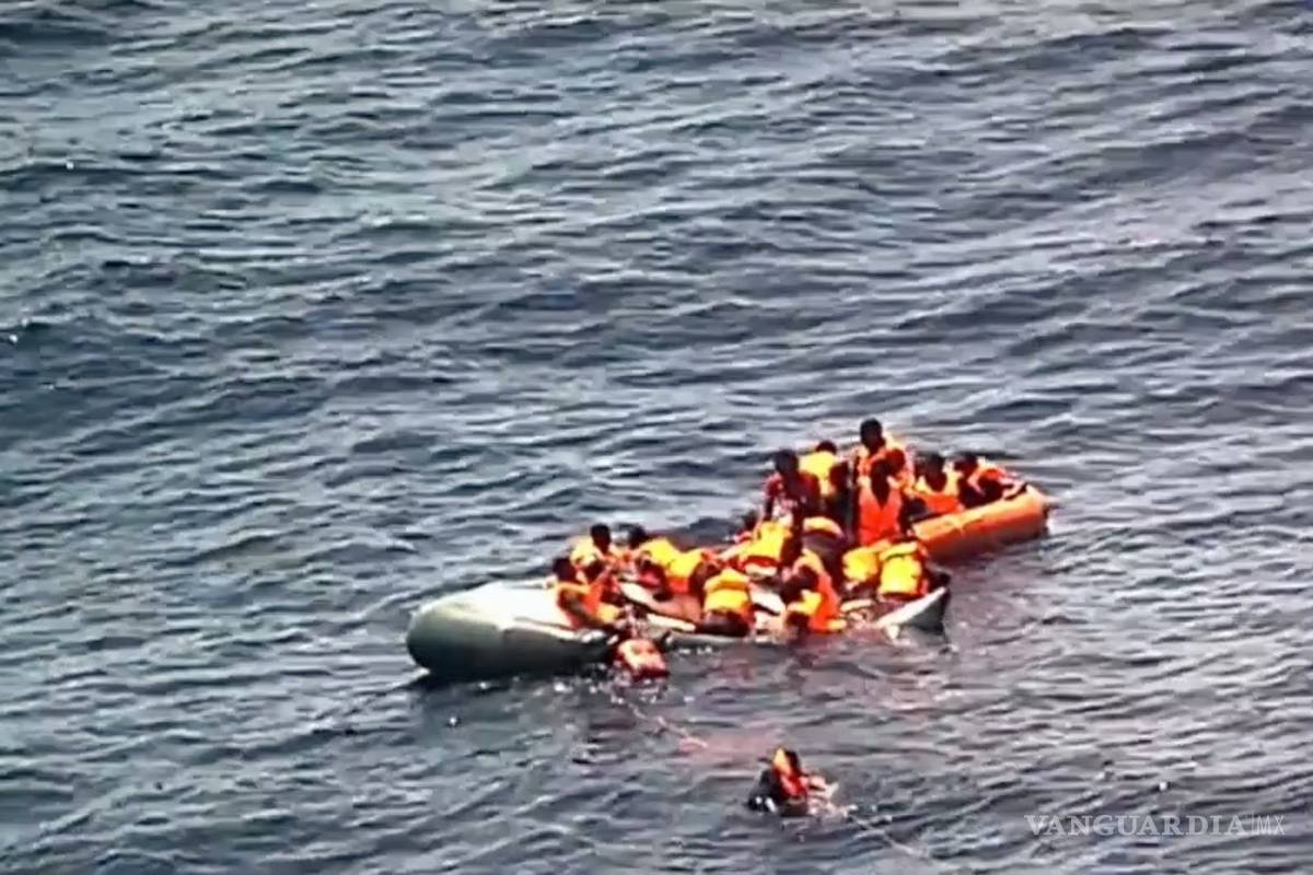 Rescatan a migrantes tras incendio de balsa en el Mediterráneo