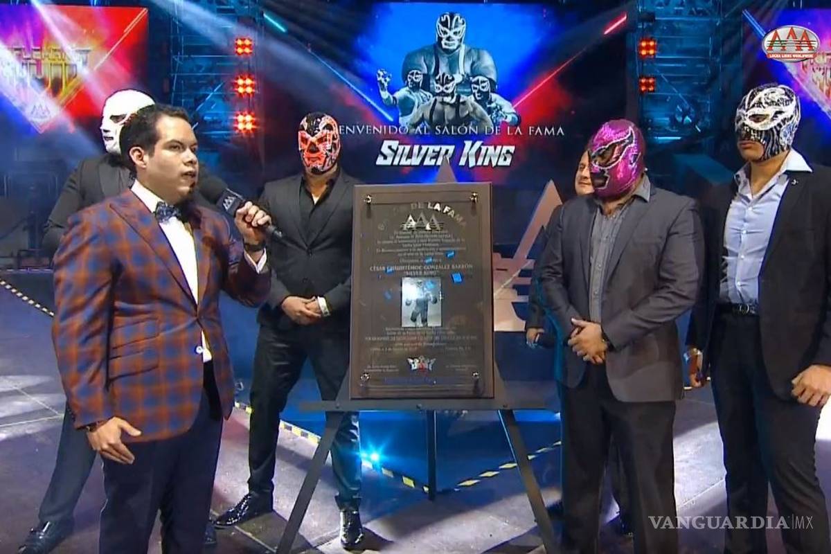 Silver King entra al Salón de la Fama de la lucha libre durante Triplemania XXVII