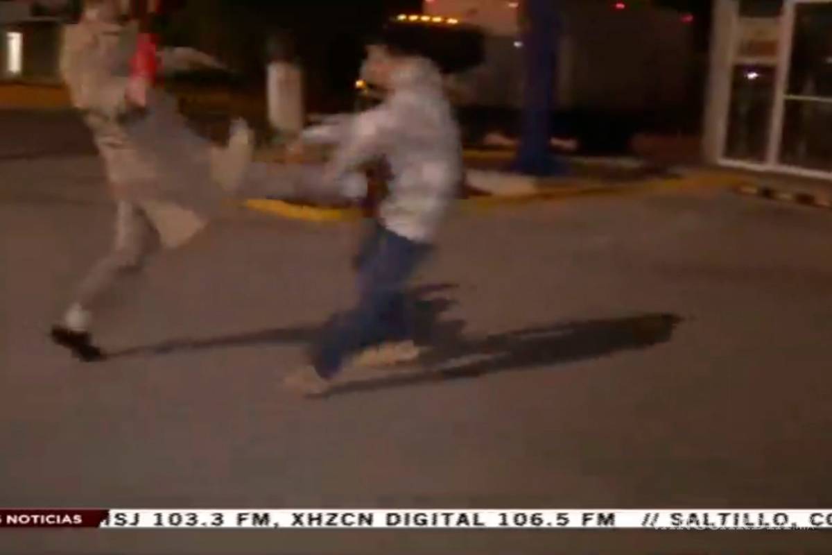 Reportero de Saltillo responde con patada a agresión durante transmisión en vivo