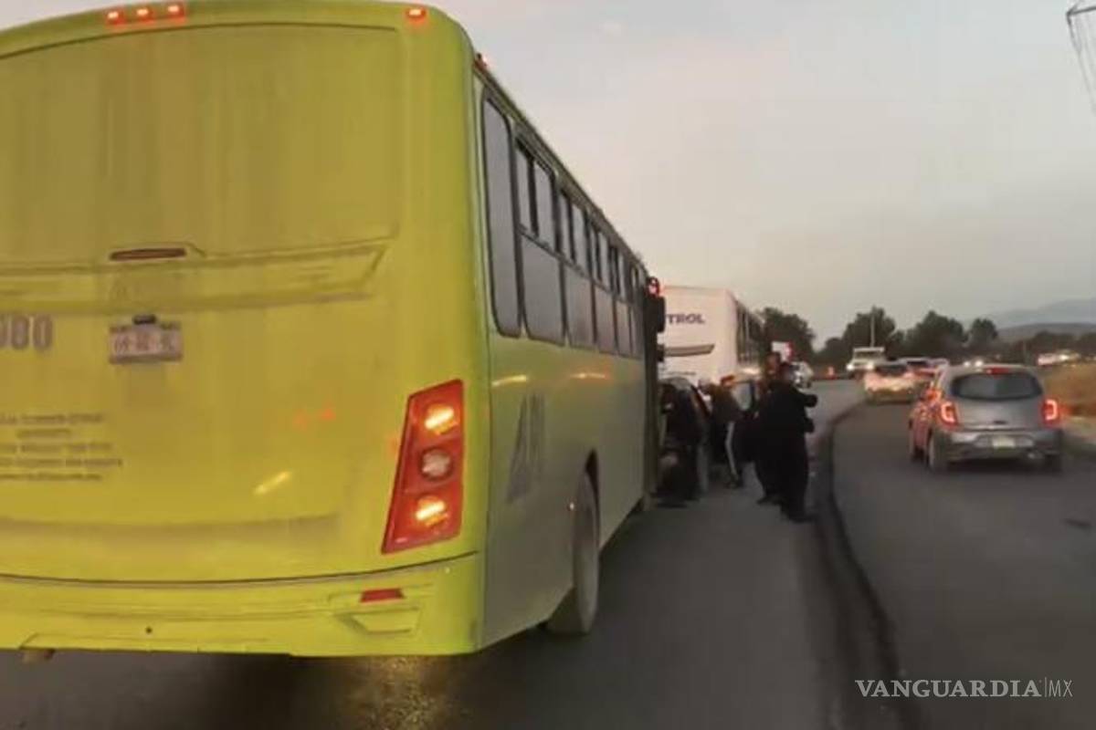 $!Policías municipales realizan abanderamiento mientras la circulación permanece afectada.
