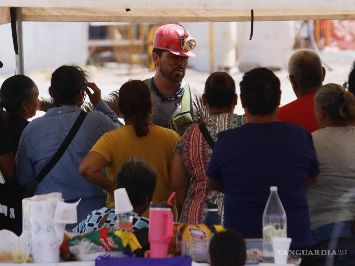 $!Portavoz de los trabajadores de rescate le dio información a las viudas.