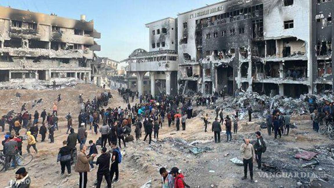 $!Exhuman fosas comunes en Gaza y encuentran más de 300 cuerpos, algunos con las manos atadas