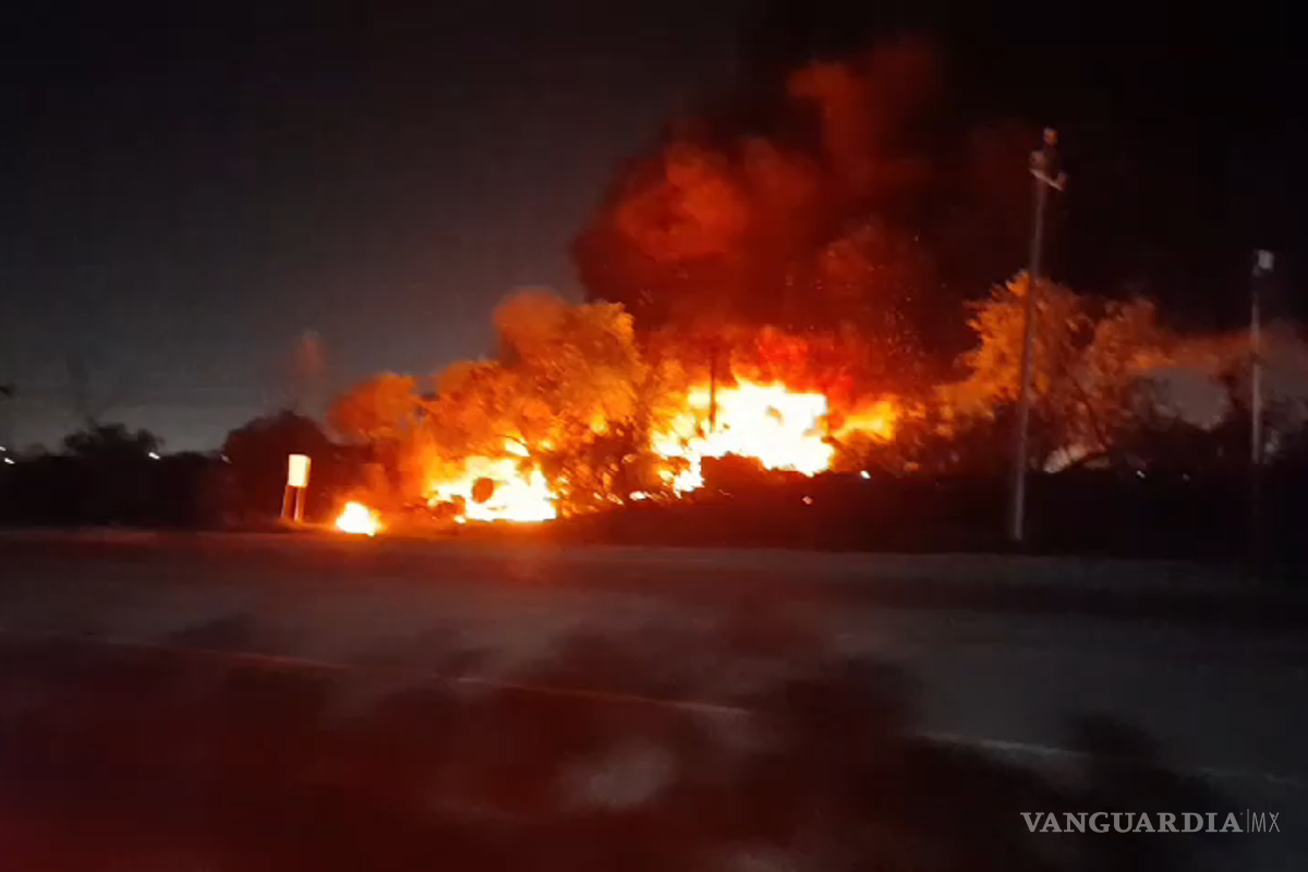 Incendio en corralón consume 40 vehículos en Nuevo León