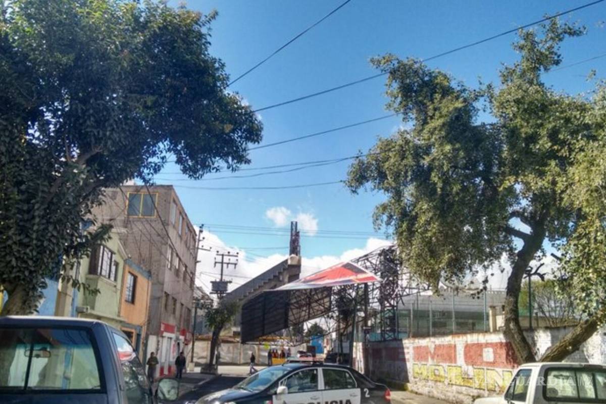 Fuertes vientos causan destrozos en Toluca; espectacular aplasta dos autos (video)